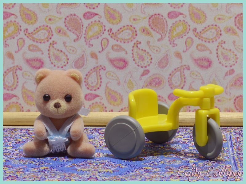 Sylvanian Families 2009 Carry Case sitting Petite Bear Baby