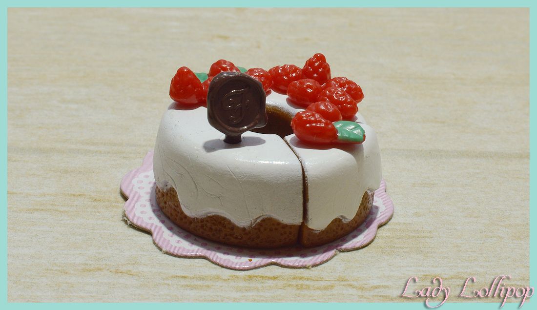 The decorated cake from the cake decorating set