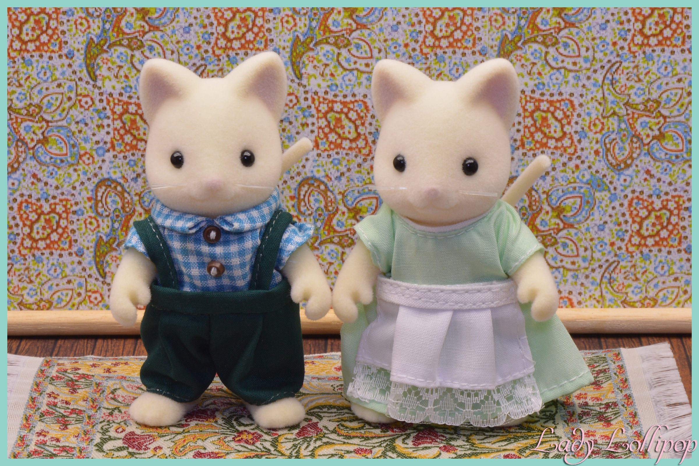Sylvanian Families Forest Market Exclusive White Cat Family