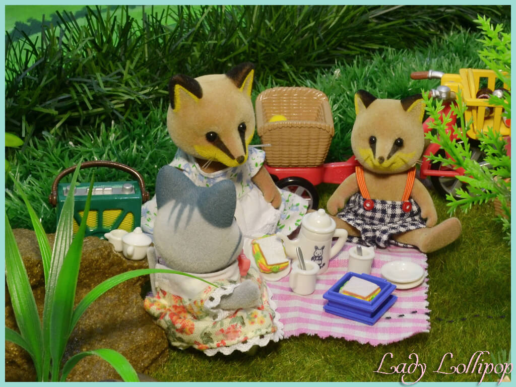 Sylvanian Families Renard foxes having a picnic